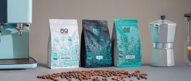 Máquina superautomática preparando café de especialidad en grano